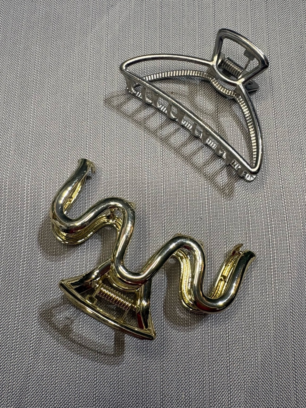 ⭐️⭐️ Two metal claw hair clips